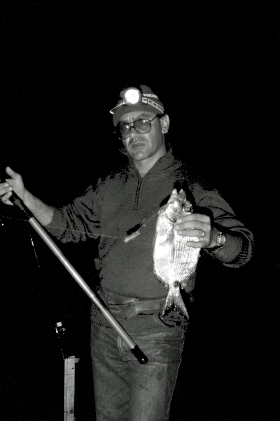 Foto storica: Sandro Meloni cattura bel sarago surf casting mediterraneo